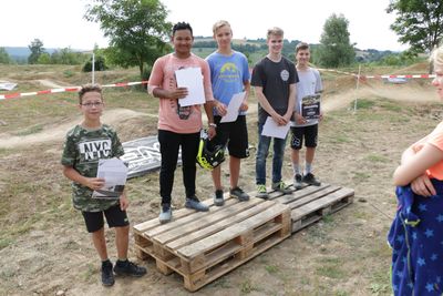 CONTEST auf der Dirt-Bahn
