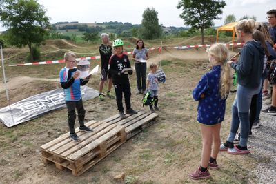 CONTEST auf der Dirt-Bahn
